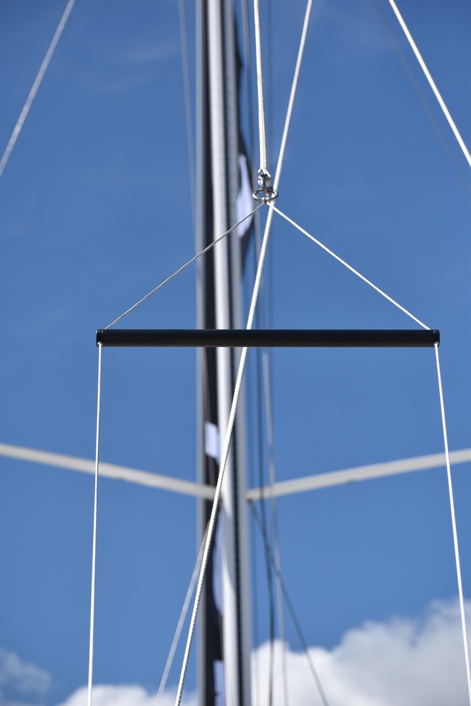 Dyneema (R) trapeze system with carbon spreader bar (no lateral guys) detail