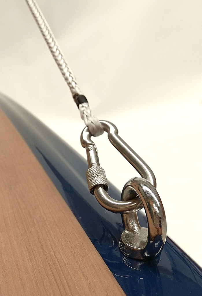 Dyneema (R) trapeze system carabiner detail