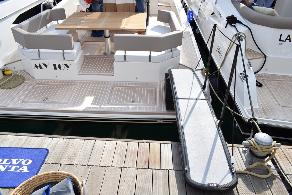 Aurora 216 carbon folding gangway standard finishing